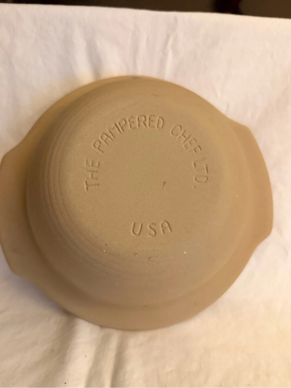 Pampered Chef Beige Mixing Bowl with Pour Spouts